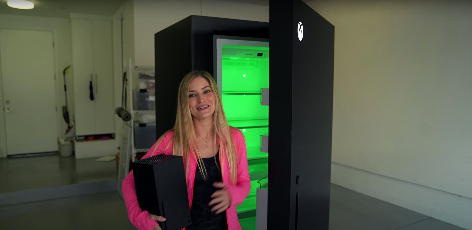 unocero - Snoop Dogg recibe un refrigerador de Xbox Series X y lo muestra  en video
