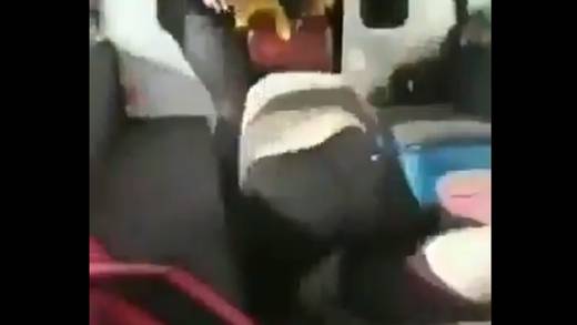 VIDEO: Desata su furia contra pasajera que la grabó bebiendo cerveza en combi de Michoacán