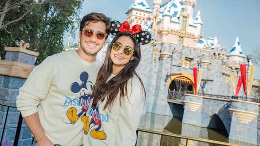 Diego Boneta y Renata Notni viajaron a Disneyland con toda la familia del actor