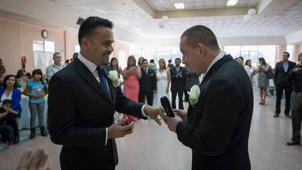 Un total de 12 parejas del mismo genero firmaron y recibieron las actas de matrimonio en una ceremonia simbólica de matrimonios colectivos realizada en Tijuana, Baja California.