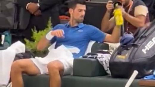 Novak Djokovic se toma “extraña” bebida durante semifinal del Masters de París