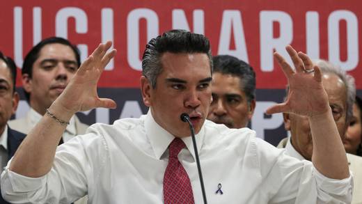 Alejandro Moreno rechaza que la casa cateada por la Fiscalía de Campeche sea suya; acusa que Gobierno comete ilegalidad