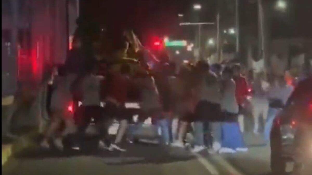 Fans de Club Chivas agreden a los de Club Tigres que venían en camioneta de la policía
