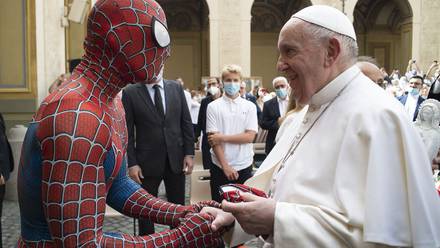Encuentro entre Spiderman y el Papa Francisco