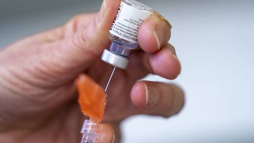 Vacuna de Pfizer es más efectiva contra Covid-19 en niños a la tercera dosis