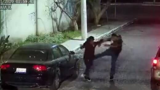 Asaltan a mujer, la sacan del taxi y la golpean en Querétaro