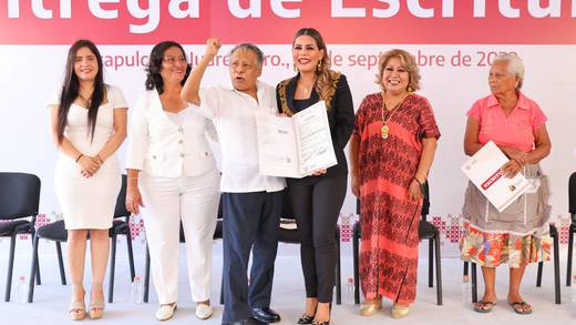 Evelyn Salgado entrega 371 escrituras a familias de más de 70 colonias de Acapulco
