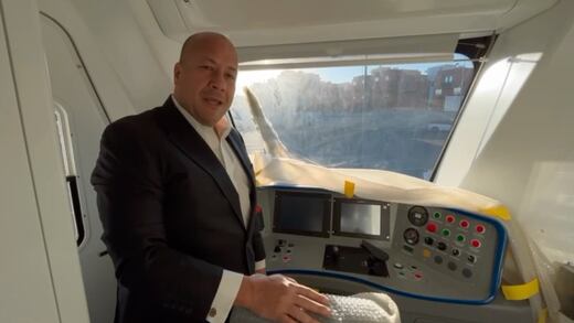 Enrique Alfaro devela primeros vagones de la Línea 4, vienen desde China