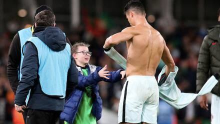 Cristiano Ronaldo regaló su camiseta a una niña