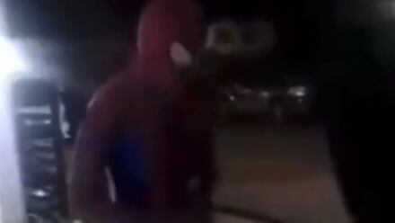 Mujer vestida de Spider-Man protege a niños durante balacera