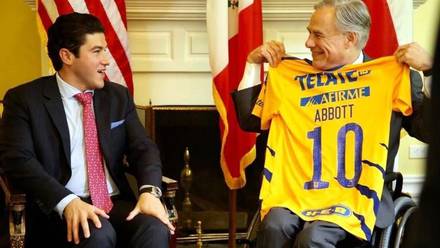 Samuel García regala playera de Tigres a gobernador de Texas