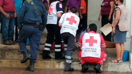 Hombre "crudo" auxiliado por la Cruz Roja