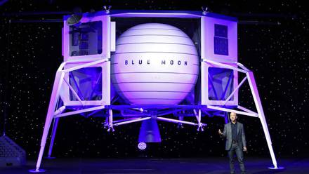Jeff Bezos, propietario de Blue Origin y Amazon, presenta su nuevo módulo de aterrizaje lunar.