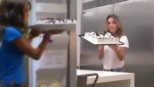 Anahí descongela el pastel que guardó en el refrigerador hace 17 años
