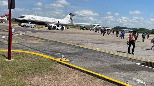 Viva Aerobus: Explota turbina de avión al despegar en Villahermosa, Tabasco