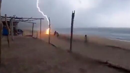 ¿Qué pasó en Aquila, Michoacán? Captan muerte por rayo de 2 personas en plena playa (VIDEO)