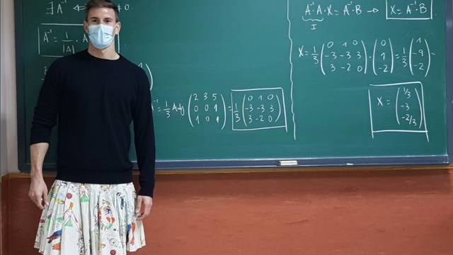 Maestros de España acuden a dar clase con falda