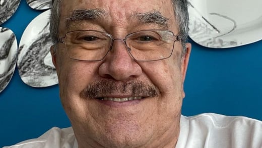 Pedro Sola se queja de los “extranjeros clasemedieros” que piden limosna en México