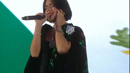 Ángela Aguilar cantando el Himno Nacional