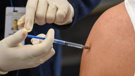Vacunan a rezagados contra Covid-19