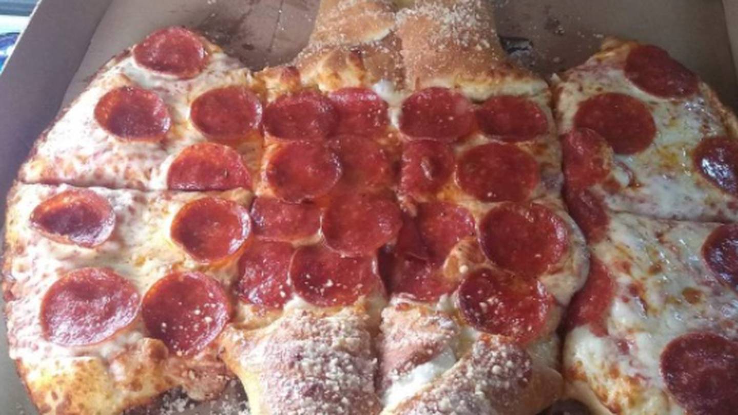 La pizza de Little Caesars inspirada en 'The Batman' ya es la sensación en  redes