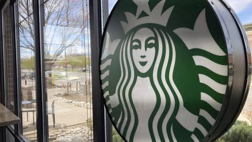 Barista de Starbucks ve a mujer en peligro; le envía mensaje oculto en su vaso