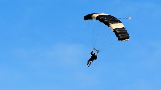Hombre de 79 años cumple su sueño de saltar en paracaídas