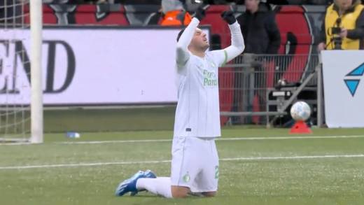 Santiago Giménez corta sequía goleadora y de qué forma; anota hat-trick en su regreso con Feyenoord