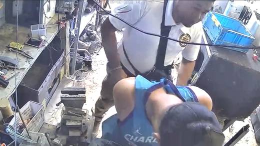 VIDEO: Agente de Fiscalía de Coahuila da paliza y roba a herrero frente a su hija