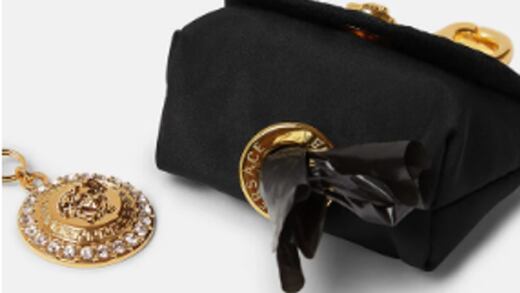 Versace lanza porta bolsas de excrementos con valor de más de 5 mil pesos