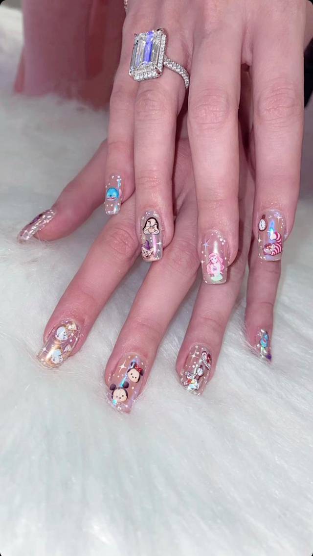 Belinda presume sus uñas de Disney