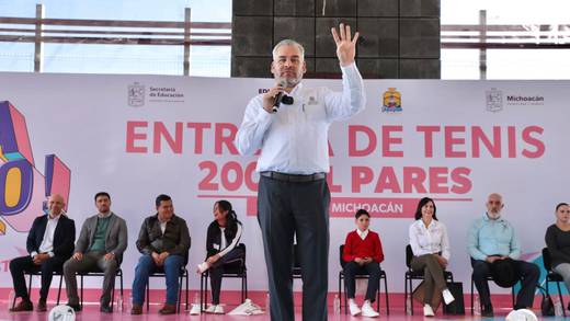 Alfredo Ramírez Bedolla entrega de 200 mil pares de tenis a estudiantes de Michoacán