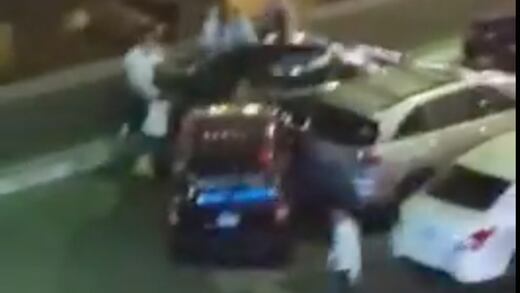 VIDEO: Embiste a varias personas en brutal trifulca afuera de antro en Monterrey