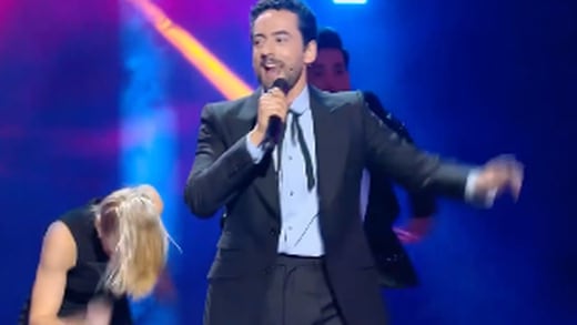 Luis Gerardo Méndez sorprende cantando en los Premios Platino (VIDEO)