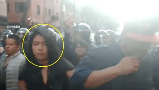 VIDEO: Manifestante intentó prender fuego a reportero en marcha del 2 de octubre