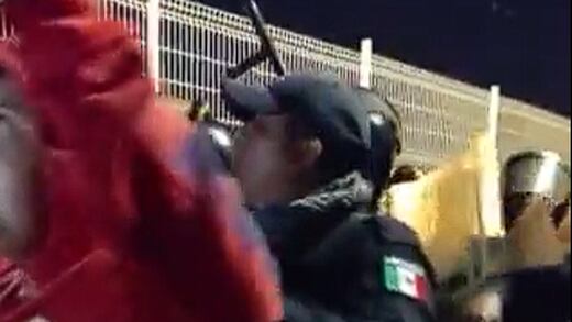VIDEO: Policías golpean a aficionados del Atlético de Morelia por criticar al equipo