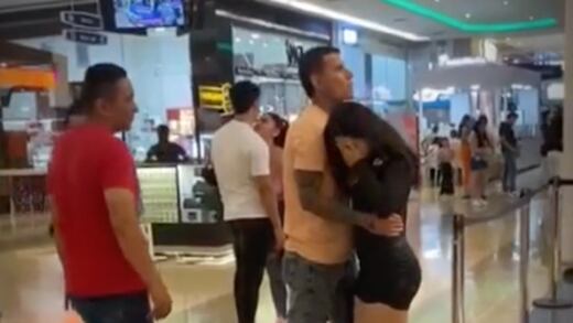 VIDEO: Cacha a su novia infiel con el amante en el cine; le había dicho que iría al hospital