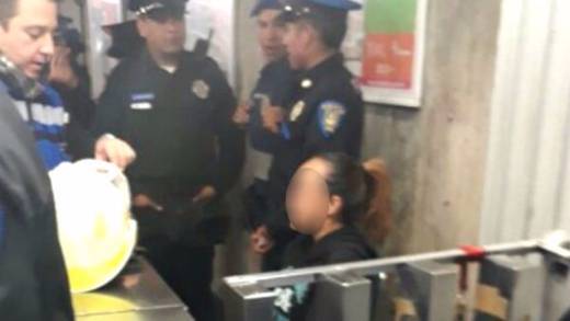 Escapa de captores mujer secuestrada en Campeche; pide ayuda en Metro de la CDMX