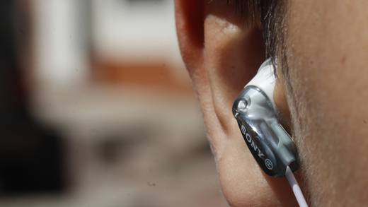 Jóvenes enfrentan grave pérdida de audición por escuchar música tan alta: estudio