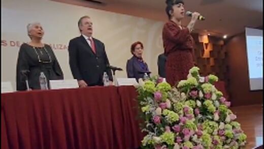 Olga Sánchez Cordero y Marcelo Ebrard entregan carta de naturalización mexicana a Mon Laferte