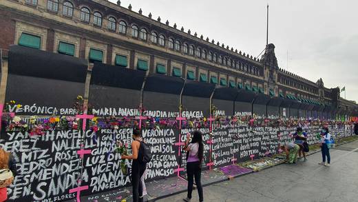 ¿Las mujeres se quedaran quietecitas ante la ignominiosa valla que rodea Palacio Nacional?