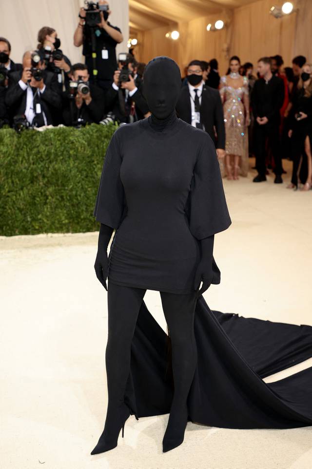 Kim Kardashian luce su excéntrico vestido negro en el Met Gala 2021 (FOTOS)