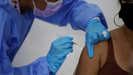 OMS aprueba vacuna AstraZeneca hecha por México y Argentina