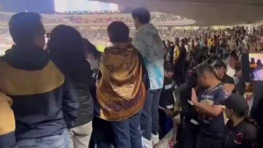 ¿Efecto Nahuel? Sacan del estadio a fans en el Pumas vs América por comenzar pelea en la grada
