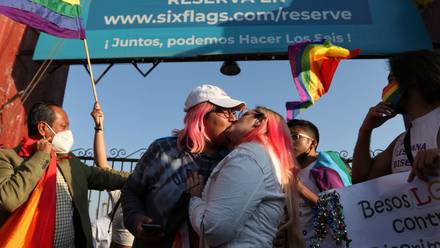 Realizan ‘besotón’ contra la homofobia en Six Flags