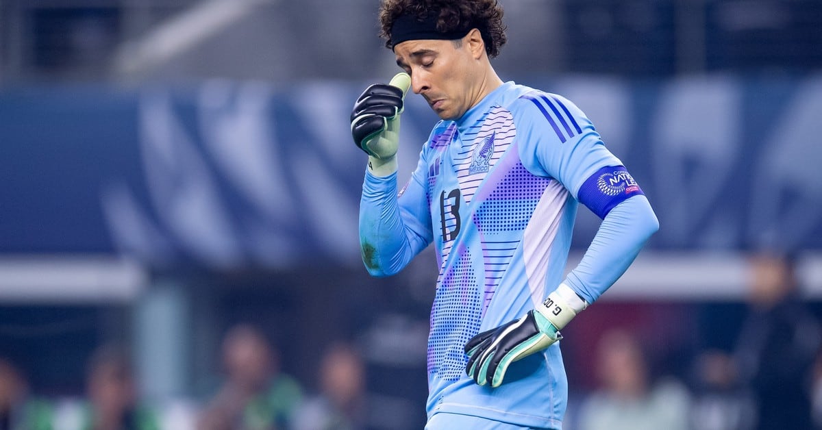 The image that reveals that even Jaime Lozano does not trust Memo Ochoa after his mistake against the United States