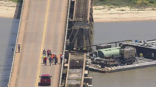 VIDEO: Barcaza choca contra puente en Galveston, Texas, y provoca  derrumbe