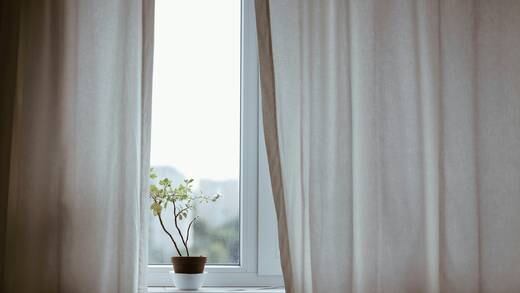 Mojar las cortinas refrescará toda tu casa en esta temporada de calor y te decimos por qué