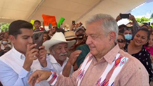 AMLO es recibido con besos, abrazos y regalos en inauguración de sucursal del Banco del Bienestar en Chiapas