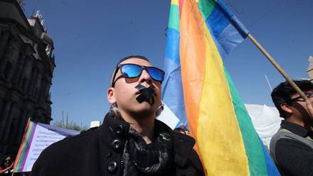 Pareja gay denuncia intento de linchamiento a manos de taxistas en Oaxaca